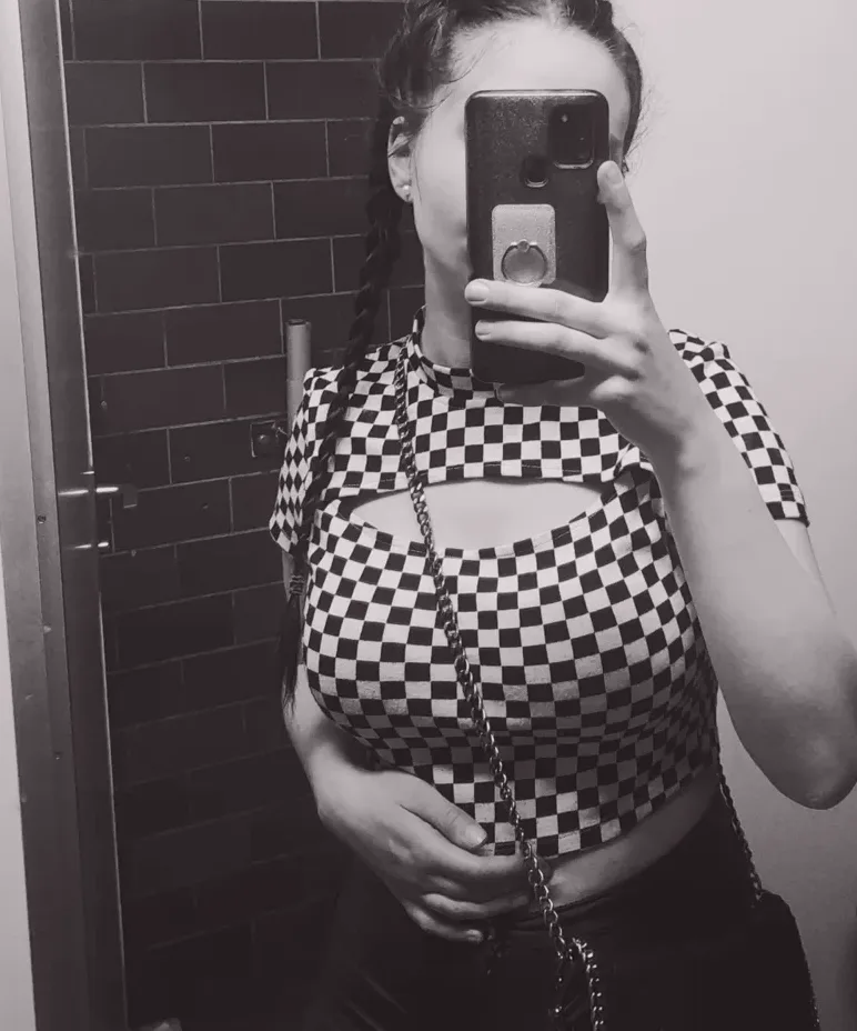 Ella, 24