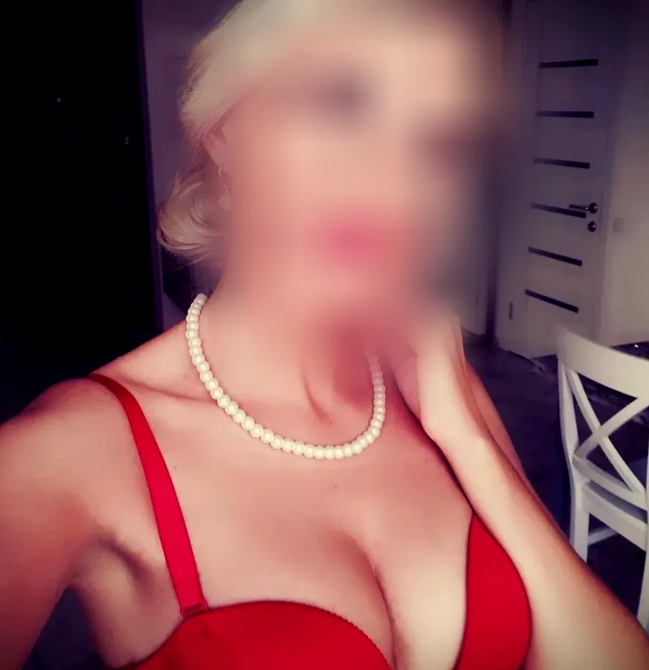 Mia, 36