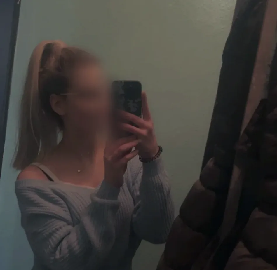 Mia, 26